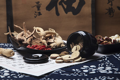 哪些中藥能夠清熱去火？山東醫藥技師學院幫你“降降溫”